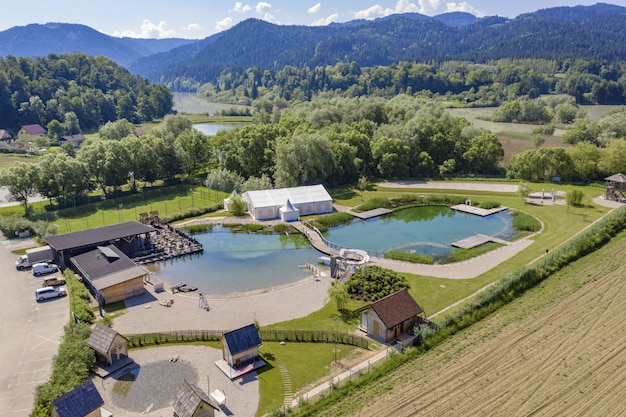 Luftaufnahme des grünen Erholungsortes und des Wasserparks nahe der Drau in Slowenien