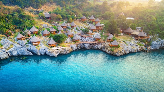 Kostenloses Foto luftaufnahme des häuschens auf der si chang insel, thailand.