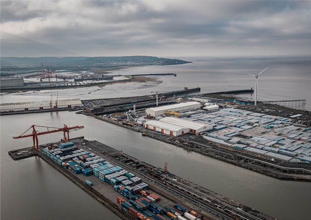 Kostenloses Foto luftaufnahme des industriellen seehafens unter einem bewölkten himmel