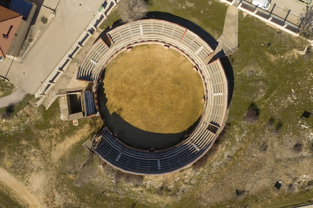 Luftaufnahme des kleinen Stadions neben den Häusern