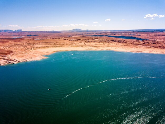 Luftaufnahme des Lake Powell von oben in der Nähe von Glen Canyon Dam und Page Town Page