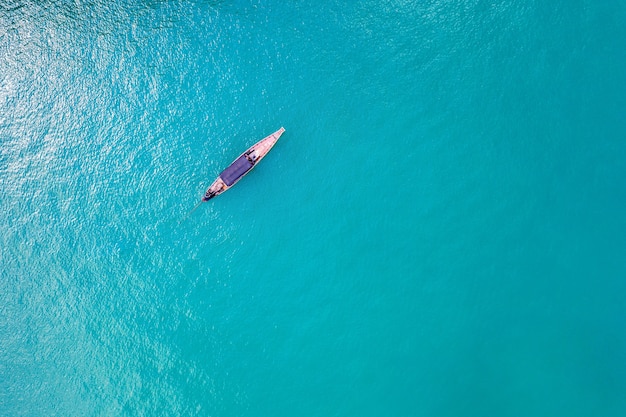 Luftaufnahme des langen Schwanzboots auf Ozean, Thailand.