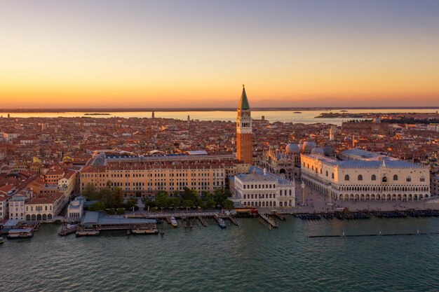 Luftaufnahme des Markusplatzes in Venedig bei Sonnenuntergang