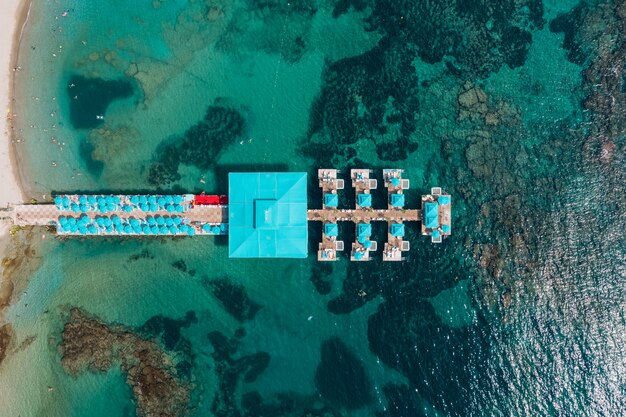 Luftaufnahme des Resort Pierce in transparentem Meerwasser mit Felsen