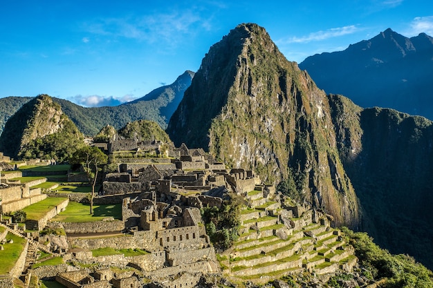 Luftaufnahme des schönen Dorfes durch den Berg, der in Machu Picchu, Peru gefangen genommen wird
