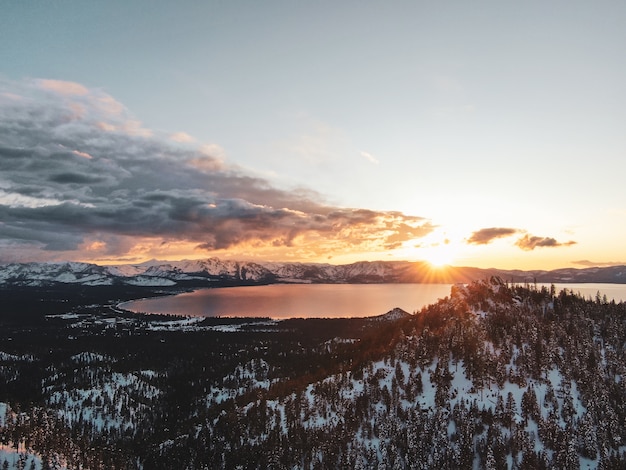 Luftaufnahme des schönen Lake Tahoe, der auf einem verschneiten Sonnenuntergang in Kalifornien, USA gefangen genommen wird