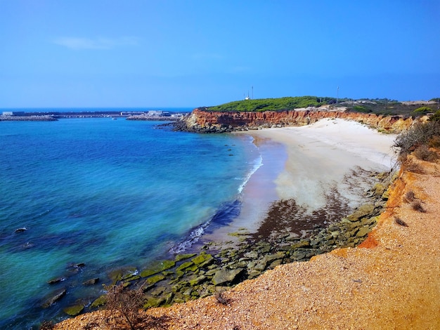 Luftaufnahme des schönen Strandes in Cádiz, Spanien.