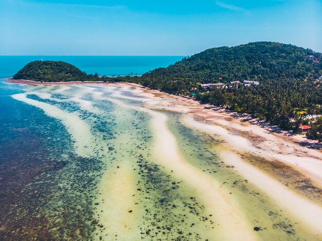 Luftaufnahme des schönen tropischen Strandes und des Meeres mit Bäumen auf der Insel