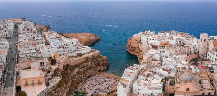 Luftaufnahme des Stadtbildes von Polignano a Mare-Stadt in der Region Apulien, Italien