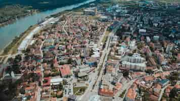 Kostenloses Foto luftaufnahme des stadtteils brcko voller winziger gebäude an einem sonnigen tag