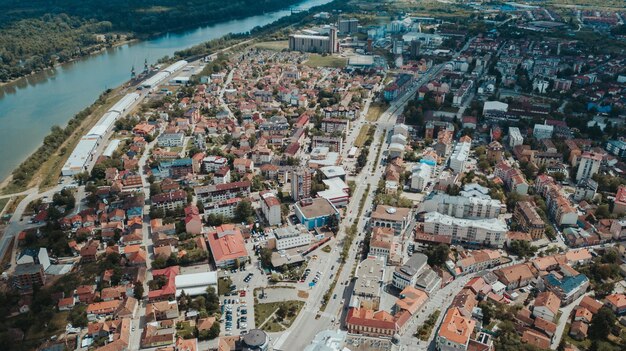 Luftaufnahme des Stadtteils Brcko voller winziger Gebäude an einem sonnigen Tag