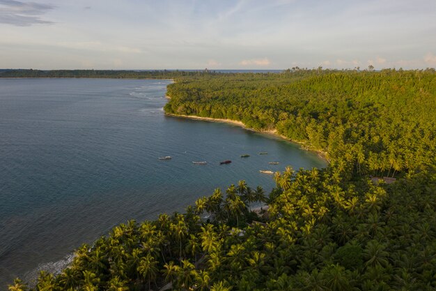 Luftaufnahme des Strandes mit weißem Sand und türkisfarbenem klarem Wasser in Indonesien