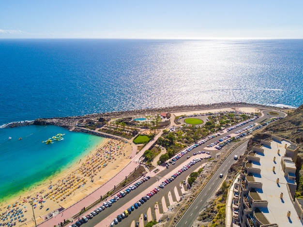 Luftaufnahme des Strandes Playa de Amadores auf der Insel Gran Canaria in Spanien bei Tageslicht