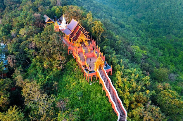 Kostenloses Foto luftaufnahme des tempels wat phra that doi phra chan in lampang, thailand.