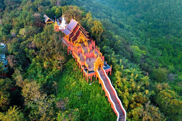 Luftaufnahme des Tempels Wat Phra That Doi Phra Chan in Lampang, Thailand.