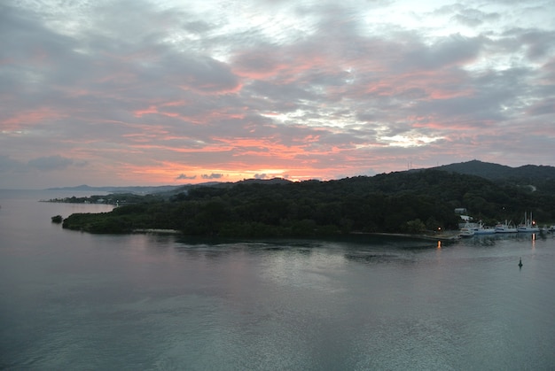 Luftaufnahme des Ufers einer Insel, die während des Sonnenuntergangs mit Wäldern bedeckt ist