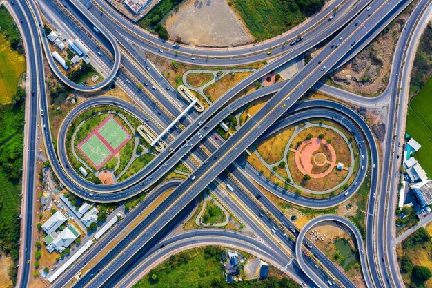 Luftaufnahme des Verkehrs auf massiver Autobahnkreuzung.