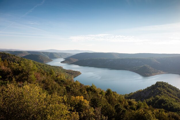 Luftaufnahme des Viscovacko-Sees in Kroatien, umgeben von erstaunlicher Natur