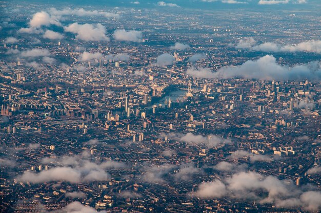 Luftaufnahme des Zentrums von London durch die Wolken