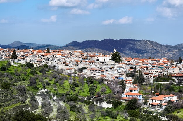 Luftaufnahme einer alten Stadt auf einem Hügel