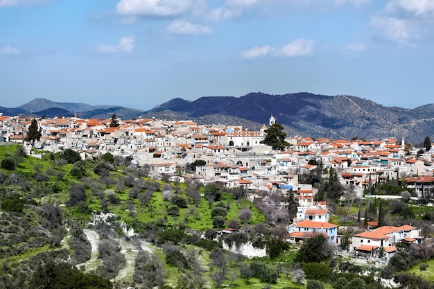 Luftaufnahme einer alten Stadt auf einem Hügel