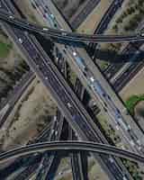 Kostenloses Foto luftaufnahme einer belebten autobahnkreuzung tagsüber voller verkehr