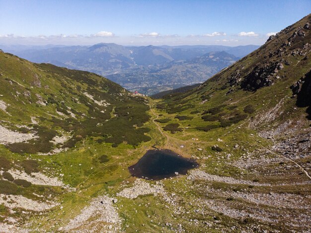 Luftaufnahme einer Berglandschaft in Rodnei Mountains National Park, Siebenbürgen, Rumänien