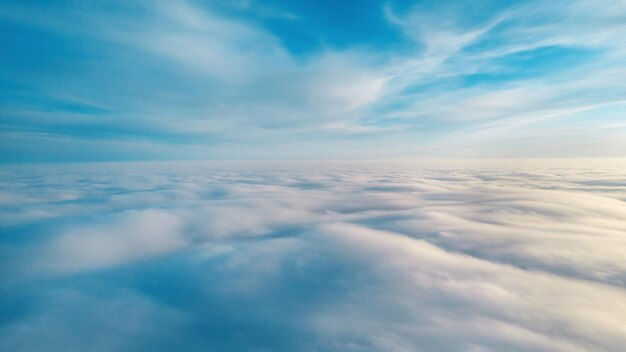 Luftaufnahme einer Drohne, die über den Wolken fliegt