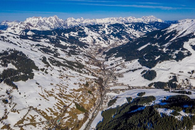 Luftaufnahme einer erstaunlichen verschneiten Landschaft unter dem Sonnenlicht