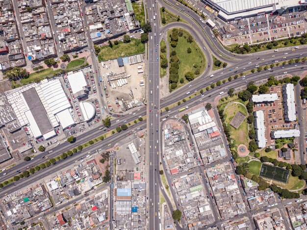 Luftaufnahme einer Landschaft einer Stadt mit vielen Autobahnen, Gebäuden und Transportmitteln