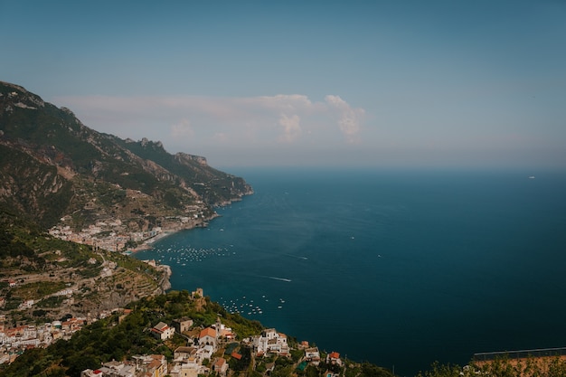Luftaufnahme einer Landschaft mit Gebäuden an der Küste des Meeres in Italien