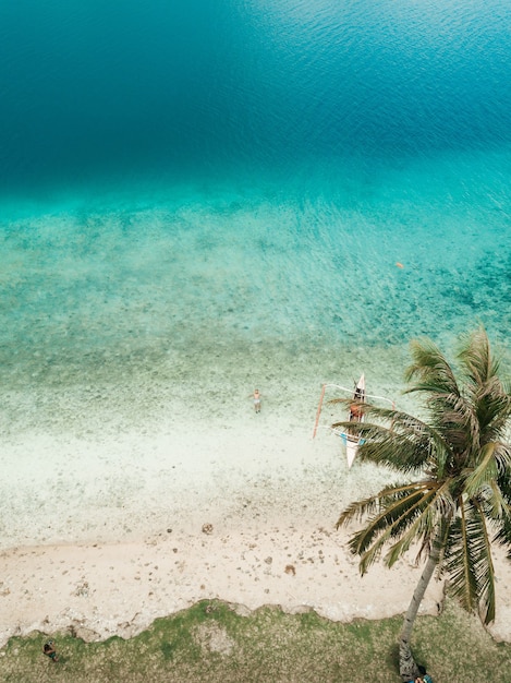 Luftaufnahme einer Person, die im kristallklaren Ozean schwimmt