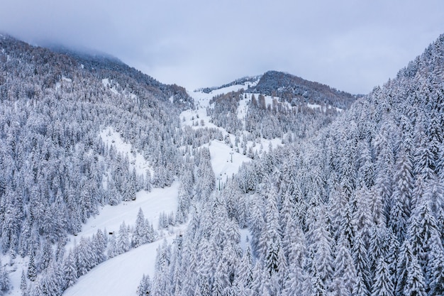 Luftaufnahme einer schönen verschneiten Landschaft unter bewölktem Himmel