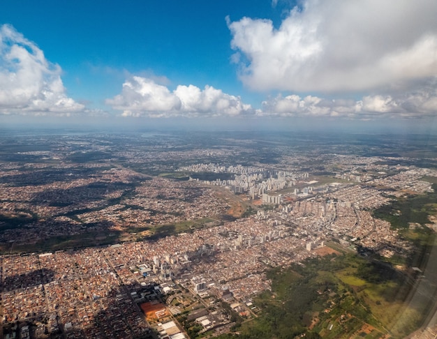 Luftaufnahme einer stadt in brasilien aus einem flugzeugfenster