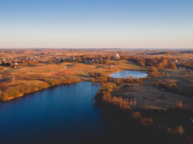 Luftaufnahme einer Stadt mit Seen während des Herbstes in den USA