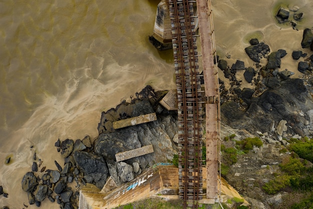 Luftaufnahme einer Straße-Schiene-Brücke