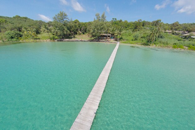 Luftaufnahme einer tropischen Insel im türkisfarbenen Wasser. Luxuriöse Überwasser-Villen auf tropischen Kood-Insel, für Urlaub Urlaub Hintergrund-Konzept -Boost up Farbe Verarbeitung.