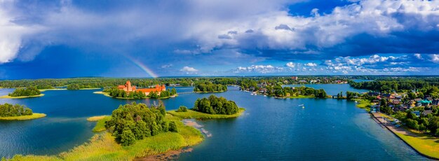 Luftaufnahme eines erstaunlichen Sees, umgeben von grünen Wäldern und einer Insel mit einem alten Schloss