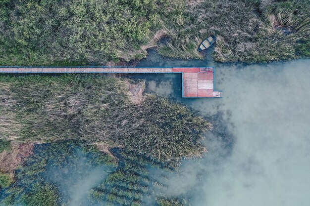 Luftaufnahme eines kleinen Angelplatzes in der Nähe eines Sees