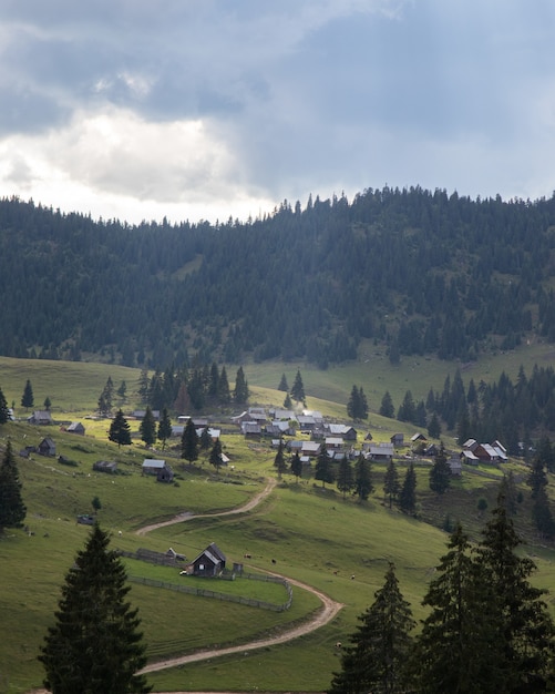 Luftaufnahme eines kleinen Dorfes in einer erstaunlichen Berglandschaft in Siebenbürgen, Rumänien