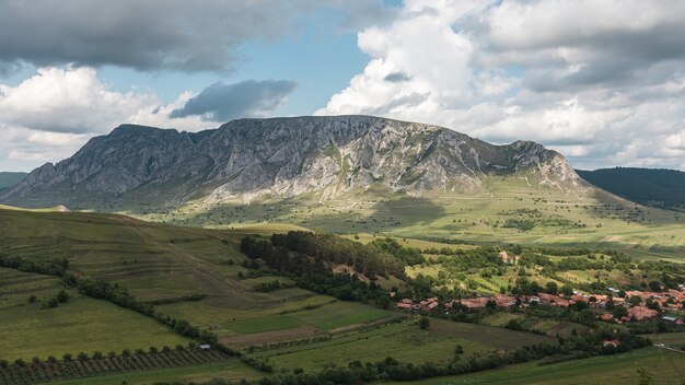 Luftaufnahme eines kleinen Dorfes in einer erstaunlichen Berglandschaft in Siebenbürgen, Rumänien