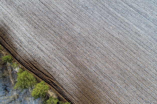 Luftaufnahme eines landwirtschaftlichen Feldes in der Landschaft