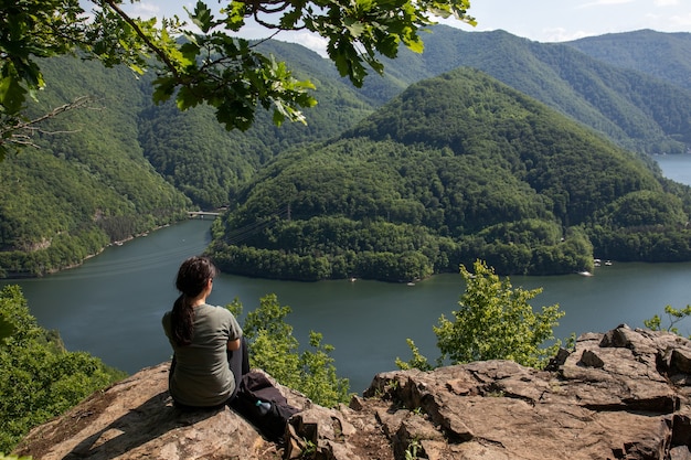 Luftaufnahme eines Mädchens in einer erstaunlichen Berglandschaft in den Bergen Apuseni, Siebenbürgen, Rumänien