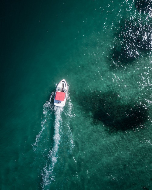 Luftaufnahme eines Motorboots, das sich im Meer vorwärts bewegt