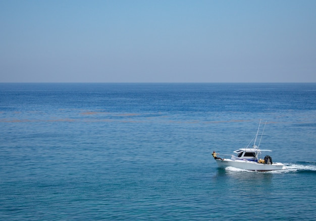 Luftaufnahme eines Schiffes auf dem Meer