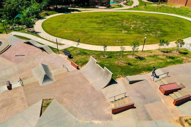 Kostenloses Foto luftaufnahme eines schönen skateparks während des tages