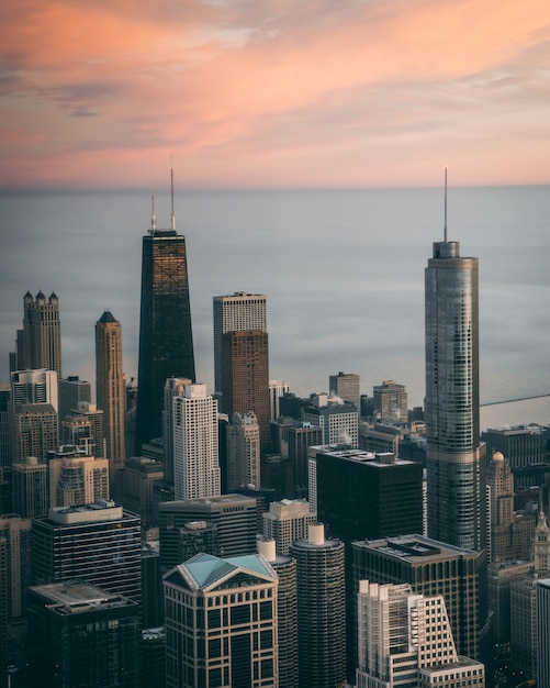 Luftaufnahme eines Stadtbildes mit hohen Wolkenkratzern in Chicago, USA