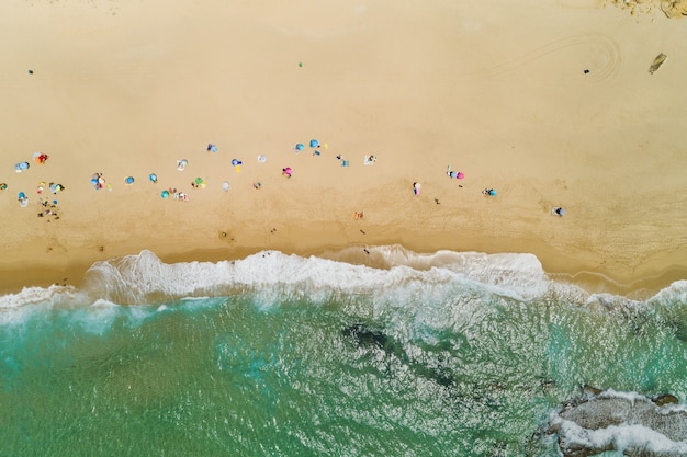 Kostenloses Foto luftaufnahme eines strandes im süden spaniens in der nähe der meerenge von gibraltar im atlantischen ozean