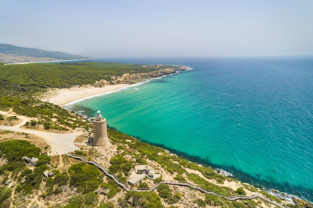 Luftaufnahme eines Strandes in Südspanien an einem sonnigen Tag