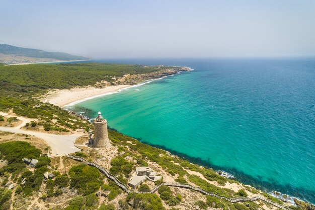 Luftaufnahme eines Strandes in Südspanien an einem sonnigen Tag